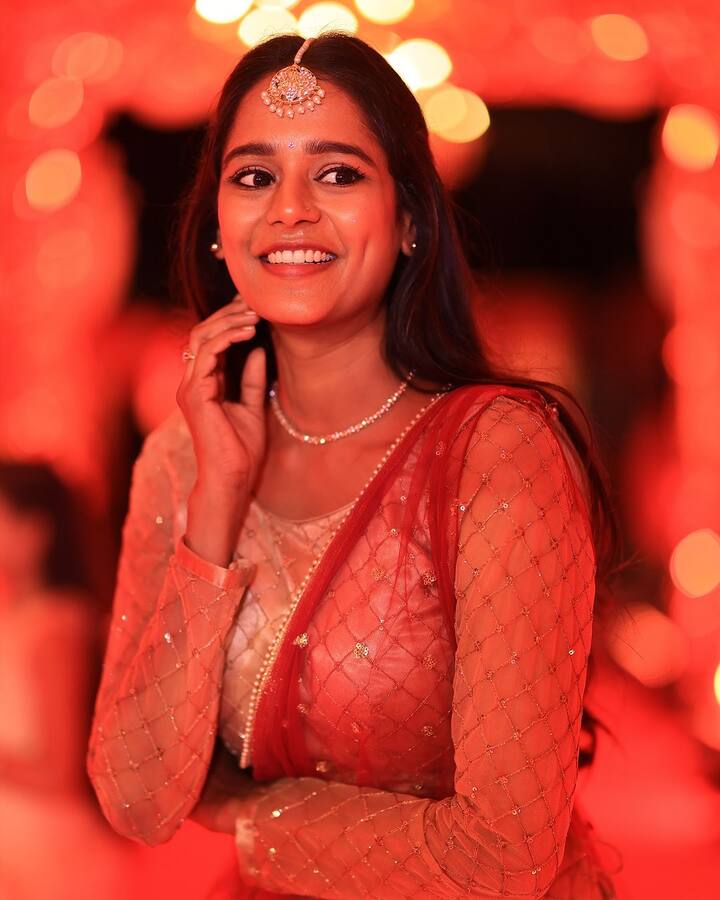 సత్యభామ సీరియల్ లో హర్ష స్నేహితురాలిగా నటిస్తోన్న మైత్రి అసలు పేరు మౌనిక సామినేని. ఈమె గతంలో వంటలక్క, పడమటి సంధ్యారాగం సీరియల్స్ లో మెరిసింది