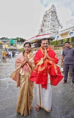 अरविंद केजरीवाल पत्नी के साथ पहुंचे तिरुपति बालाजी मंदिर, पूजा-अर्चना की, देखें तस्वीरें