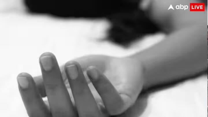 અંકશાસ્ત્ર જન્મ તારીખ અને નામના આંકડાકીય મૂલ્યોનો ઉપયોગ કરે છે. અંકશાસ્ત્રીઓ માને છે કે આ સંખ્યાઓ વ્યક્તિના જીવનના મહત્વપૂર્ણ પાસાઓ ધરાવે છે, જેમાં મૃત્યુનો સમય પણ સામેલ છે, પરંતુ આ પદ્ધતિની ચોકસાઈ પર વૈજ્ઞાનિક સમુદાયમાં ઓછો ભરોસો છે અને તેને ઘણીવાર અંધશ્રદ્ધા તરીકે વર્ગીકૃત કરવામાં આવે છે.