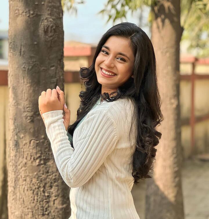 सुम्बुल ने अपना एक्टिंग करियर छोटी सी उम्र में सीरियल 'हर मुश्किल का हल अकबर बीरबल' से शुरू किया था. इसके बाद वो 'जोधा अकबर' में सपोर्टिंग रोल में नजर आई थी.