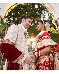 बनारसी साड़ी पहन गहनों में लदीं थीं एक्ट्रेस, बैंड बाजे संग बुलेट पर आया विदेशी दूल्हा, देखें शादी की तस्वीरें