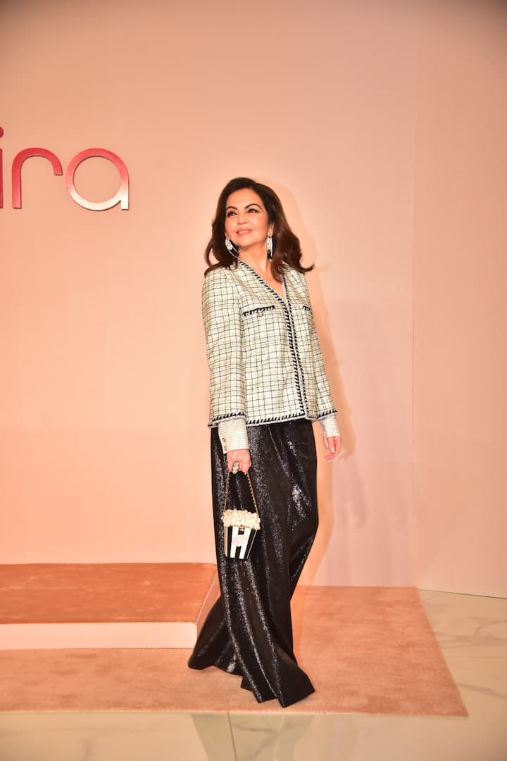The one that caught the most attention was Nita Ambani's popcorn bag. This black and white colored bag looks very cute. Everyone is praising Neeta's bag more than her look.