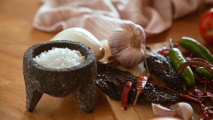 ছবি সূত্র- পিক্সেলস। অনেক বাড়িতে আবার নুন একটু বেশি দিয়েই রান্না হয়। সেই স্বাদই পছন্দ হয় অনেকের।