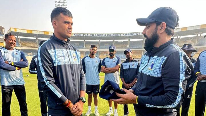 দীর্ঘদিন পরে মাঠে নামায় শামির ম্যাচ ফিটনেস নিয়ে খানিক প্রশ্নচিহ্ন ছিলই। নিজের সেরা গতিতে বোলিংও করতে পারছিলেন না তিনি। তবে তাতেই তাঁকে সামলাতে নাজেহাল হলেন মধ্যপ্রদেশের ব্যাটাররা।