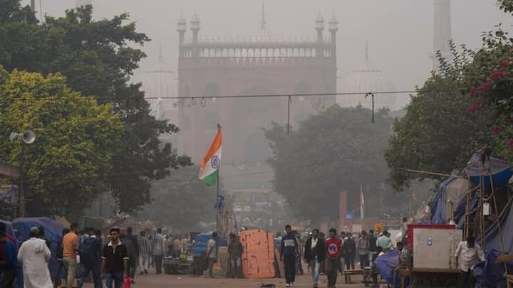 Delhi Weather Update: दिल्ली में गुरुवार सुबह घना कोहरा और शाम को मध्यम कोहरा छाए रहने की संभावना है. वहीं तापमान 29 डिग्री सेल्सियस से 16 डिग्री सेल्सियस के बीच रहने की संभावना है.