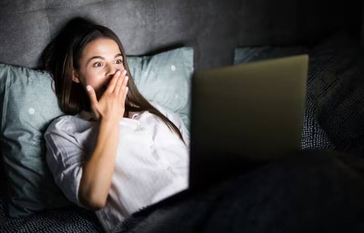 ਦਿਲ ਦੀ ਸਿਹਤ ਅਤੇ ਸ਼ੂਗਰ ਦਾ ਖਤਰਾ: ਦੇਰ ਰਾਤ ਤੱਕ ਜਾਗਦੇ ਰਹਿਣ ਵਾਲੇ ਲੋਕਾਂ ਨੂੰ ਹਾਈ ਬਲੱਡ ਪ੍ਰੈਸ਼ਰ ਦੀ ਸਮੱਸਿਆ ਜ਼ਿਆਦਾ ਹੁੰਦੀ ਹੈ। ਨੀਂਦ ਦੀ ਕਮੀ ਕਾਰਨ ਤਣਾਅ ਵਾਲੇ ਹਾਰਮੋਨਸ ਦਾ ਪੱਧਰ ਵੱਧ ਜਾਂਦਾ ਹੈ, ਜਿਸ ਨਾਲ ਦਿਲ 'ਤੇ ਜ਼ਿਆਦਾ ਦਬਾਅ ਪੈਂਦਾ ਹੈ ਅਤੇ ਦਿਲ ਦੇ ਦੌਰੇ ਅਤੇ ਹਾਰਟ ਸਟ੍ਰੋਕ ਦਾ ਖਤਰਾ ਵੱਧ ਸਕਦਾ ਹੈ। ਇਸ ਦੇ ਨਾਲ ਹੀ ਬਲੱਡ ਸ਼ੂਗਰ ਦਾ ਪੱਧਰ ਵੀ ਬੇਕਾਬੂ ਹੋ ਸਕਦਾ ਹੈ।