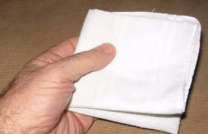 वास्तू शास्त्रानुसार, कधीही कोणाकडूनही फ्री मध्ये रुमाल किंवा भेट म्हणून कोणाला लोणचं देऊ नका. यामुळे तुमचे एकमेकांबरोबरचे संबंध खराब होऊ शकतात.