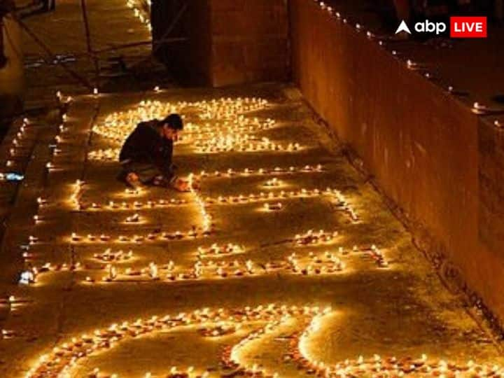 मान्यता है इस खास देव दीपावली के दिन सभी देवताओं का वास इन पवित्र नदियों में होता है. कार्तिक पूर्णिमा पर पवित्र नदियों में स्नान करना शुभ माना जाता है. अगर नहीं जा सकते तो ब्रह्म मुहूर्त में उठकर पानी में गंगाजल डाल कर स्नान करें.