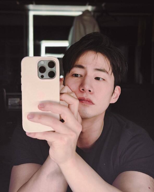 ਅਦਾਕਾਰ ਦੀ ਮੌਤ ਦਾ ਕਾਰਨ ਅਜੇ ਸਪੱਸ਼ਟ ਨਹੀਂ ਹੋਇਆ ਹੈ। ਸੌਂਗ ਜੇ ਰਿਮ ਨੂੰ ਕੇ-ਡਰਾਮਾ 'ਦਿ ਮੂਨ ਐਮਬ੍ਰੈਸਿੰਗ ਦ ਸਨ' ਅਤੇ 'ਕੁਈਨ ਵੂ' ਵਿੱਚ ਆਪਣੀਆਂ ਭੂਮਿਕਾਵਾਂ ਲਈ ਜਾਣਿਆ ਜਾਂਦਾ ਸੀ। ਜਿਵੇਂ ਹੀ ਉਨ੍ਹਾਂ ਦੇ ਪ੍ਰਸ਼ੰਸਕਾਂ ਨੂੰ ਉਨ੍ਹਾਂ ਦੇ ਦੇਹਾਂਤ ਦੀ ਖਬਰ ਮਿਲੀ ਤਾਂ ਉਹ ਹੈਰਾਨ ਰਹਿ ਗਏ। ਕੋਈ ਵੀ ਵਿਸ਼ਵਾਸ ਨਹੀਂ ਕਰ ਸਕਦਾ ਕਿ ਉਨ੍ਹਾਂ ਦਾ ਚਹੇਤਾ ਅਦਾਕਾਰ ਇਸ ਦੁਨੀਆ ਵਿੱਚ ਨਹੀਂ ਰਿਹਾ। ਦੁਨੀਆ ਭਰ 'ਚ ਉਨ੍ਹਾਂ ਦੇ ਪ੍ਰਸ਼ੰਸਕ ਸੋਗ 'ਚ ਹਨ।