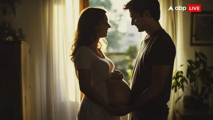 मिरर की एक रिपोर्ट के अनुसार जन्मदर बढ़ाने के लिए रूस सरकार सेक्स मंत्रालय की स्थापना पर विचार कर रही है. इसके अलावा कर्मचारियों को ऑफिस में लंच टाइम के दौरान यौन संबंध बनाने के सुझाव भी दिए गए हैं. मॉस्को में काम करने वाली महिलाओं को पीरियड साइकिल और निजी जीवन की जानकारी मांगी जा रही है और 20,000 महिलाओं का मुफ्त फर्टिलिटी टेस्ट भी कराया गया है.