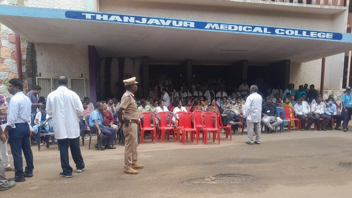 சென்னையில் நடந்த சம்பவம் எதிரொலி; தஞ்சை மருத்துவமனையில் புறநோயாளிகள், முதியவர்கள் பெரும் அவதி