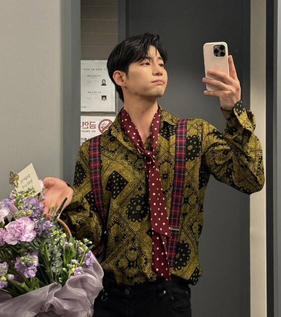 ਸਾਲ 2009 ਵਿੱਚ, ਸੌਂਗ ਜੈ ਰਿਮ ਨੇ ਆਪਣੇ ਅਦਾਕਾਰੀ ਕਰੀਅਰ ਦੀ ਸ਼ੁਰੂਆਤ ਕੀਤੀ, ਇੱਕ ਕਰੀਅਰ ਜੋ ਇੱਕ ਦਹਾਕੇ ਤੱਕ ਚੱਲੇਗਾ। ਉਸਦੀ ਪਹਿਲੀ ਮੁੱਖ ਭੂਮਿਕਾ 2011 ਵਿੱਚ ਮੂਨ ਐਮਬ੍ਰੈਸਿੰਗ ਦ ਸਨ ਵਿੱਚ ਆਈ, ਇੱਕ ਬਹੁਤ ਹੀ ਸਫਲ ਇਤਿਹਾਸਕ ਡਰਾਮਾ।