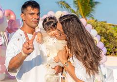 वाळूत खेळली, पाण्याकडं धावली, बिपाशाच्या लेकीचा बीच बर्थडे पार्टीतला गोंडस अंदाज पाहून चाहतेही म्हणाले