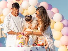 वाळूत खेळली, पाण्याकडं धावली, बिपाशाच्या लेकीचा बीच बर्थडे पार्टीतला गोंडस अंदाज पाहून चाहतेही म्हणाले