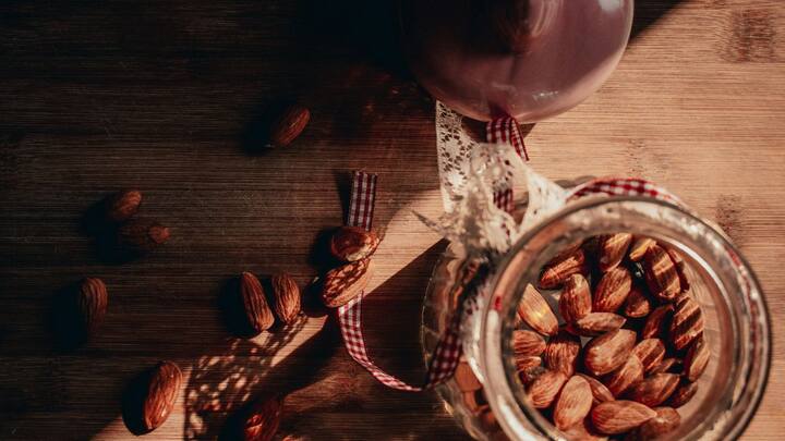 100 கிராம் பாதாமில் 21.15 மிகி புரோட்டீன் நிறைந்துள்ளது. அன்றாடம் தேவைப்படும் ஊட்டச்சத்துகளில் பாதாமில் உள்ளது. காலையில் பாதாம் சாப்பிடுவது தசைகளை ரிப்பேர் செய்யும்.