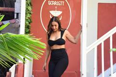 बेटे अरहान खान के साथ आउटिंग पर निकलीं मलाइका अरोड़ा, ब्लैक ड्रेस में फ्लॉन्ट किया स्टाइलिश लुक, देखें फोटोज