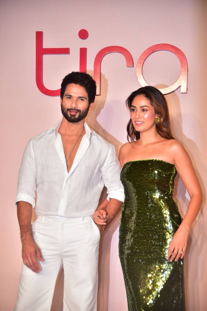 Kabir Singh actor Shahid Kapoor had reached the event with his wife Mira Rajput. While Shahid was looking good in all white look, Mira was looking very glamorous in an off shoulder green dress.
