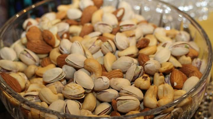 Almond: தினமும் காலையில் ஊறவைத்த பாதாம் சாப்பிடுவது ஏன் ஆரோக்கியமானது என்பது பற்றி ஊட்டச்சத்து நிபுணர்கள் தெரிவிப்பதை இங்கே காணலாம்.