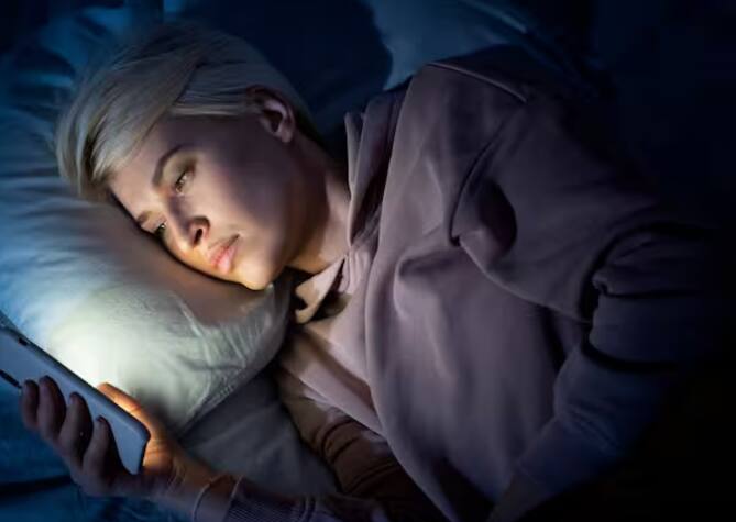 ਮਾਨਸਿਕ ਸਿਹਤ 'ਤੇ ਮਾੜਾ ਅਸਰ : ਨੀਂਦ ਦਾ ਤੁਹਾਡੇ ਦਿਮਾਗ ਨਾਲ ਸਿੱਧਾ ਸਬੰਧ ਹੈ। ਜੇਕਰ ਤੁਸੀਂ ਚੰਗੀ ਤਰ੍ਹਾਂ ਸੌਂਦੇ ਹੋ, ਤਾਂ ਤੁਹਾਡੀ ਮਾਨਸਿਕ ਸਿਹਤ ਵਿੱਚ ਸੁਧਾਰ ਹੋਵੇਗਾ, ਜਦੋਂ ਕਿ ਜੇਕਰ ਨੀਂਦ ਦੀ ਗੁਣਵੱਤਾ ਵਿਗੜਦੀ ਹੈ, ਤਾਂ ਇਸਦਾ ਸਿੱਧਾ ਅਸਰ ਤੁਹਾਡੀ ਮਾਨਸਿਕ ਸਿਹਤ 'ਤੇ ਪੈਂਦਾ ਹੈ। ਇਸ ਨਾਲ ਮੂਡ ਸਵਿੰਗ, ਡਿਪਰੈਸ਼ਨ, ਚਿੰਤਾ ਵਰਗੀਆਂ ਸਮੱਸਿਆਵਾਂ ਹੋ ਸਕਦੀਆਂ ਹਨ। ਮਾਹਿਰਾਂ ਦਾ ਮੰਨਣਾ ਹੈ ਕਿ ਜਦੋਂ ਤੁਸੀਂ ਦੇਰ ਨਾਲ ਸੌਂਦੇ ਹੋ, ਤਾਂ ਇਹ ਸਰੀਰ ਵਿੱਚ ਸੇਰੋਟੋਨਿਨ ਅਤੇ ਡੋਪਾਮਿਨ ਵਰਗੇ ਹਾਰਮੋਨਸ ਦਾ ਅਸੰਤੁਲਨ ਪੈਦਾ ਕਰਦਾ ਹੈ, ਜਿਸ ਨਾਲ ਮਾਨਸਿਕ ਤਣਾਅ ਅਤੇ ਚਿੜਚਿੜਾਪਨ ਵਧ ਸਕਦਾ ਹੈ।