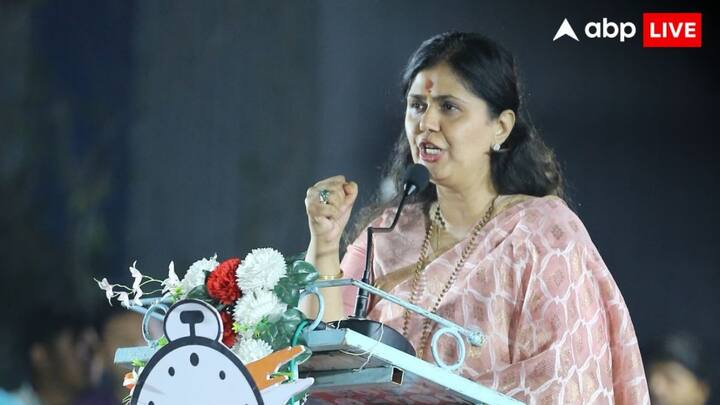 पंकजा मुंडे ने कहा, “प्रधानमंत्री नरेंद्र मोदी ने बिना जाति या धर्म देख सबको समान रूप से राशन, आवास और सिलेंडर दिए हैं. योगी आदित्यनाथ के बयान के खिलाफ एनसीपी नेता अजित पवार भी खुलकर सामने आए हैं.”