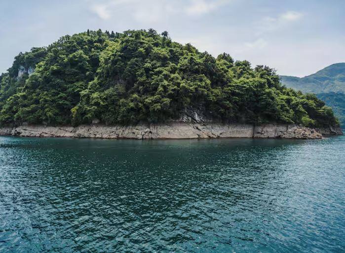 ਕਿਹਾ ਜਾਂਦਾ ਹੈ ਕਿ ਇਸ ਟਾਪੂ 'ਤੇ ਆਉਣ ਵਾਲੇ ਬਹੁਤ ਸਾਰੇ ਲੋਕ ਬੀਮਾਰ ਹੋ ਜਾਂਦੇ ਹਨ ਜਾਂ ਅਚਾਨਕ ਮਰ ਜਾਂਦੇ ਹਨ। ਇਸ ਟਾਪੂ ਨਾਲ ਜੁੜੀਆਂ ਭਿਆਨਕ ਕਹਾਣੀਆਂ ਨੇ ਲੋਕਾਂ ਦੇ ਮਨਾਂ ਵਿੱਚ ਡਰ ਪੈਦਾ ਕਰ ਦਿੱਤਾ ਹੈ।