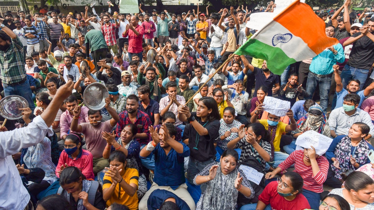 UPPSC ने मानी छात्रों की मांग, RO-ARO परीक्षा स्थगित और एक दिन में होगा PCS एग्जाम