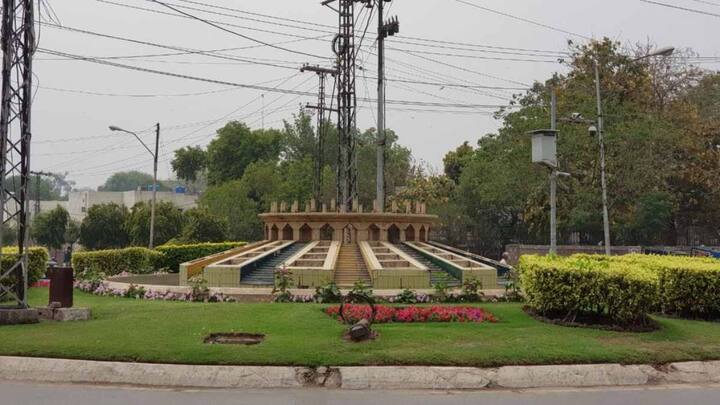 पाकिस्तान में लाहौर के शादमान चौक का नाम स्वतंत्रता सेनानी भगत सिंह के नाम पर रखने की सिफारिश को रद्द कर दिया गया है. प्रस्तावित योजना को रिटायर्ड पाकिस्तानी सैन्य अधिकारी तारिक माजिद की ओर से प्रस्तुत रिपोर्ट पर रद्द किया गया है. तारिक माजिद ने अपनी रिपोर्ट में भगत सिंह को लेकर आपत्तिजनक टिप्पणी की है और उन्हें आतंकी बताया है. अब इसे लेकर बवाल मच गया है और पाकिस्तानियों ने तारिक मजीद को देश के संस्थापक मुहम्मद अली जिन्ना की वो स्पीच याद दिलाई है, जिसमें उन्होंने भगत सिंह की तारीफ की थी.