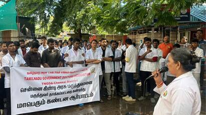 Doctors at Chennai’s Stanley Hospital Protest Over Safety Concerns Amid Heavy Rains Doctors Protest :  ”தமிழக அரசே கேட்குதா, மருத்துவர் குரல் கேட்குதா?” கொட்டும் மழையில் போராடும் மருத்துவர்கள்.. !
