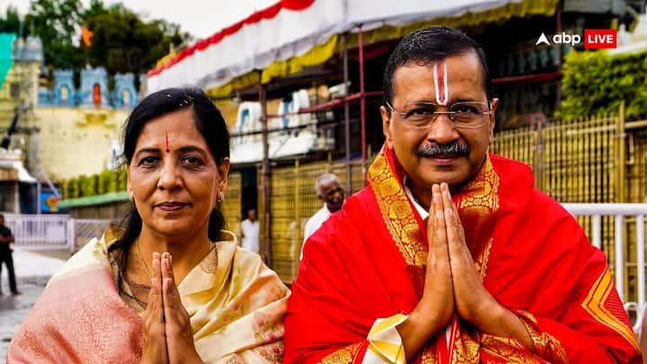 Arvind Kejriwal visits Tirupati Mandir: तिरुपति बालाजी मंदिर में अपनी शादी की सालगिरह पर अरविंद केजरीवाल और उनकी पत्नी ने पूजा की. उन्होंने सभी के स्वास्थ्य और प्रगति के लिए प्रार्थना की.