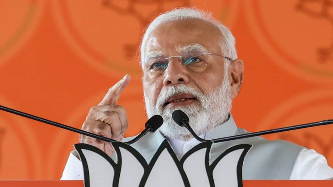 'Cong Desperate For Power Like Fish Out Of Water': Modi At Mumbai Rally, Takes 'Remote Control' Jibe At Uddhav PM Modi last Rally Mumbai says Congress Desperate For Power Like Fish Out Of Water Takes Remote Control Jibe At Uddhav thackeray 'Cong Desperate For Power Like Fish Out Of Water': Modi At Mumbai Rally, Takes 'Remote Control' Jibe At Uddhav