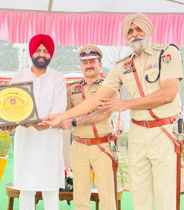 ਪੰਜਾਬ ਦੇ ਜੇਲ੍ਹਾਂ ਬਾਰੇ ਮੰਤਰੀ ਲਾਲਜੀਤ ਸਿੰਘ ਭੁਲੱਰ ਨੇ ਅੱਜ ਐਲਾਨ ਕੀਤਾ ਕਿ ਪੰਜਾਬ ਦੀਆਂ ਜੇਲ੍ਹਾਂ 'ਚ ਬੰਦ ਖਤਕਨਾਕ ਕੈਦੀਆਂ ਨੂੰ ਵੱਖਰੀ ਜੇਲ੍ਹ ਵਿਚ ਰੱਖਣ ਲਈ 100 ਕਰੋੜ ਰੁਪਏ ਦੀ ਲਾਗਤ ਨਾਲ ਲੁਧਿਆਣਾ ਜ਼ਿਲ੍ਹੇ ਦੇ ਪਿੰਡ ਗੋਰਸੀਆਂ ਕਾਦਰ ਬਖਸ਼ ਵਿਖੇ ਅਤਿ-ਆਧੁਨਿਕ ਸੁਰੱਖਿਆ ਜੇਲ੍ਹ ਬਣਾਈ ਜਾ ਰਹੀ ਹੈ, ਜੋ ਅਗਲੇ ਸਾਲ ਤੱਕ ਮੁਕੰਮਲ ਹੋ ਜਾਵੇਗੀ।