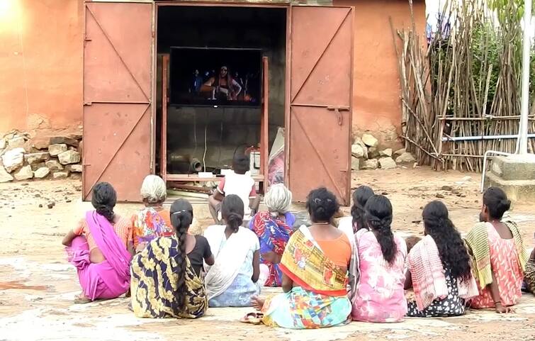 Kodaikanal news manjampatti tribal village  has only one TV that reminds of the olden days - tnn ஊருக்கே ஒரே ஒரு டிவிதான்... பழைய காலத்தை நினைவூட்டும் பழங்குடியின கிராமம் - எங்கு தெரியுமா?