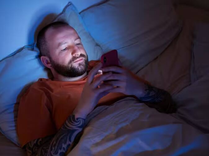 ਕਈ ਰਿਸਰਚਾਂ ਵਿੱਚ ਦਾਅਵਾ ਕੀਤਾ ਗਿਆ ਹੈ ਕਿ ਜਿਹੜੇ ਲੋਕ ਰਾਤ ਨੂੰ 10 ਵਜੇ ਤੱਕ ਸੌਂ ਜਾਂਦੇ ਹਨ, ਉਨ੍ਹਾਂ ਦਾ ਮੇਟਾਬੋਲਿਜ਼ਮ ਠੀਕ ਰਹਿੰਦਾ ਹੈ ਅਤੇ ਉਹ ਬਿਮਾਰੀਆਂ ਤੋਂ ਵੀ ਬਚੇ ਰਹਿੰਦੇ ਹਨ। ਹਾਲਾਂਕਿ, ਡਾਕਟਰਾਂ ਦਾ ਇਹ ਵੀ ਮੰਨਣਾ ਹੈ ਕਿ ਜਿਹੜੇ ਲੋਕ ਰਾਤ 12 ਵਜੇ ਜਾਂ ਇਸ ਤੋਂ ਬਾਅਦ ਦੇਰ ਤੱਕ ਸੌਂਦੇ ਹਨ ਅਤੇ ਆਪਣੀ ਨੀਂਦ ਪੂਰੀ ਨਹੀਂ ਕਰਦੇ ਹਨ, ਉਹ ਵੀ ਕਈ ਤਰ੍ਹਾਂ ਦੀਆਂ ਬਿਮਾਰੀਆਂ ਦਾ ਸ਼ਿਕਾਰ ਹੋ ਸਕਦੇ ਹਨ। ਤਾਂ ਆਓ ਅਸੀਂ ਤੁਹਾਨੂੰ ਦੱਸਦੇ ਹਾਂ ਕਿ ਦੇਰ ਰਾਤ ਸੌਣ ਨਾਲ ਤੁਹਾਡੇ ਸਰੀਰ 'ਤੇ ਕਿਸ ਤਰ੍ਹਾਂ ਦਾ ਪ੍ਰਭਾਵ ਪੈਂਦਾ ਹੈ।