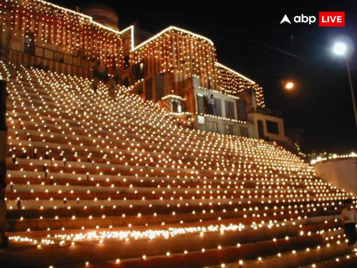 इस दिन भगवान शिव ने त्रिपुरासूर नामक राक्षस  के तीनों पुत्रों का वध कर दिया था.इस खास दिन पर देवताओं ने काशी में दिवाली मनाई थी और स्नान किया था.