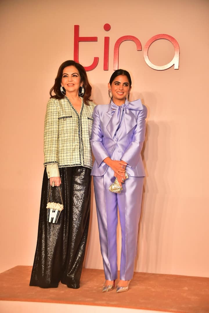 Nita Ambani also posed with daughter Isha. Isha wore a lilac color co-ord set. In which she was looking very cute.