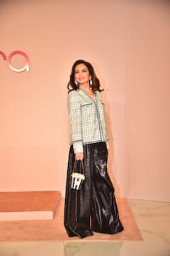 हाथ में पॉपकॉर्न बैग लेकर रैट्रो लुक में नजर आईं नीता अंबानी, बेटी ईशा के साथ दिए जमकर पोज