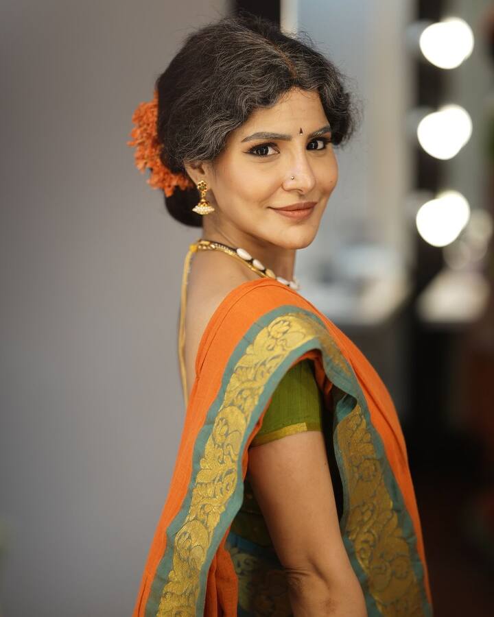 అషూరెడ్డి ఫోటోలు ఎప్పుడూ షేర్ చేసినా.. అవి ఫ్యాషన్ ప్రేమికులను.. ముఖ్యంగా ఆమె అభిమానులను ఆకట్టుకుంటాయి. అయితే ఈసారి ఆమె ఫ్యాషన్, మోడ్రన్ లుక్లో ఫోటోషూట్ చేయలేదు. (Image Source : Instagram/Aashu Reddy)