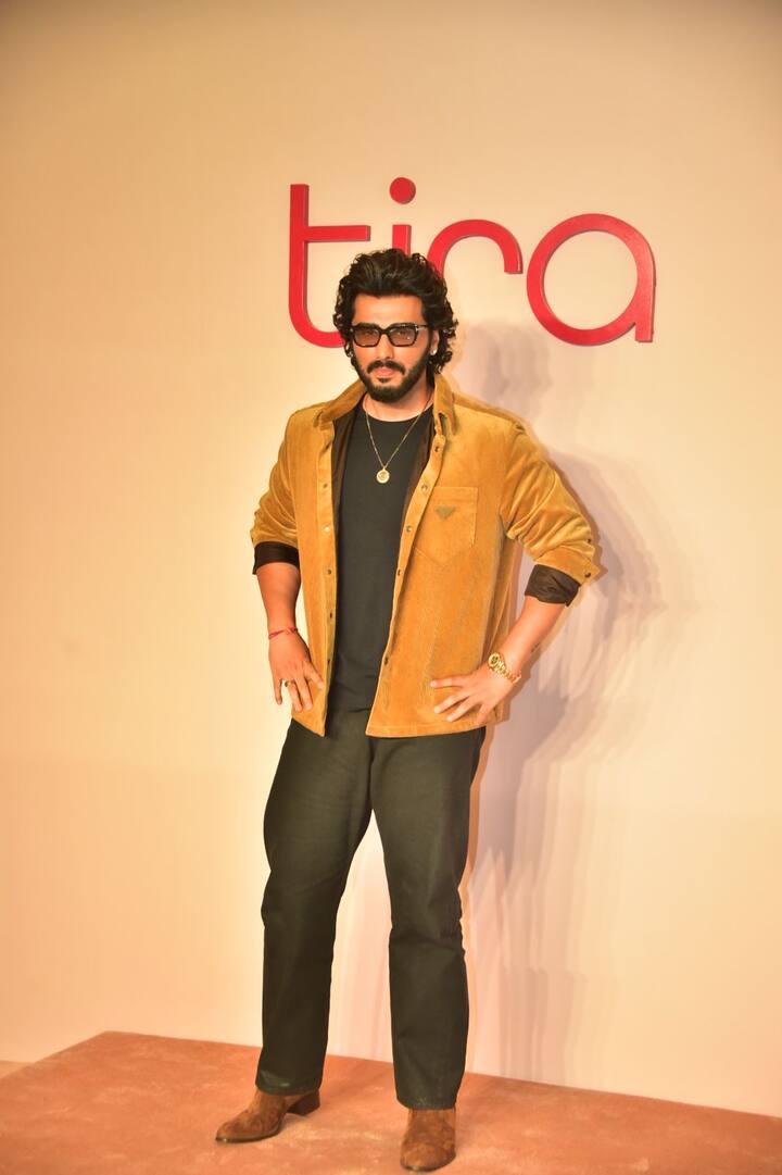 Singham Again actor Arjun Kapoor was spotted in dashing style at the Tira event. Arjun paired a yellow jacket with a black t-shirt and matching pants.