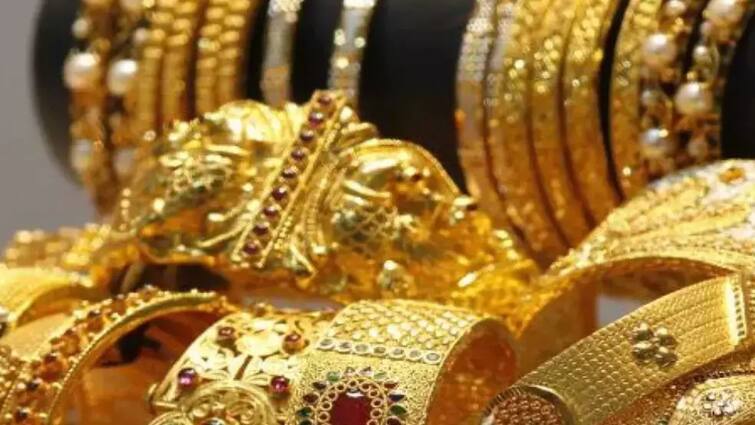gold price reduce continuously 4 days know price details here Gold Silver Price: நான்கே நாட்களில் தங்கம் விலை இவ்வளவு கம்மியா? உடனே கிளம்புங்க!