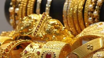 gold price reduce continuously 4 days know price details here Gold Silver Price: நான்கே நாட்களில் தங்கம் விலை இவ்வளவு கம்மியா? உடனே கிளம்புங்க!