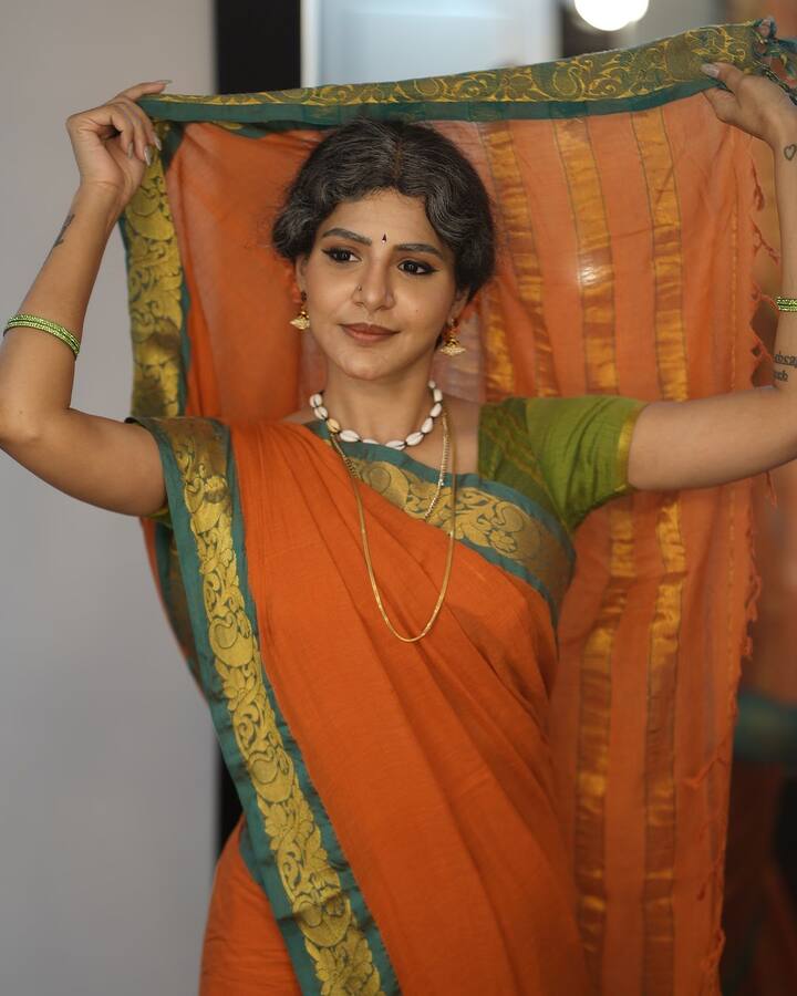 ఆరెంజ్ కలర్ చీర.. గ్రీన్ కలర్ బోర్డర్తో వచ్చిన చీర కట్టుకుని.. మ్యాచింగ్ బ్లౌజ్ వేసుకుని.. అచ్చతెలుగు అమ్మమ్మల ముస్తాబైంది అషూరెడ్డి. తెల్లజుట్టు ఉన్న విగ్తో.. ట్రెడీషనల్ లుక్లో క్యూట్గా ఫోజులిచ్చింది. (Image Source : Instagram/Aashu Reddy)