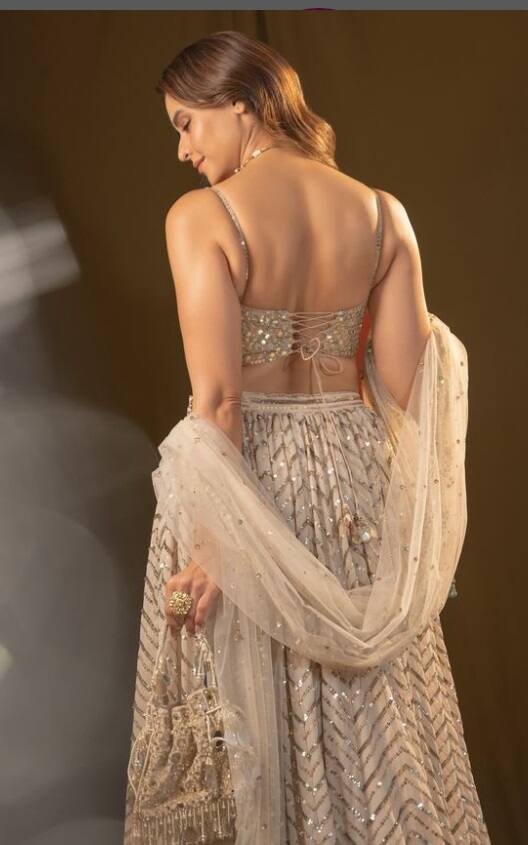 ફોટોશૂટ દરમિયાન આમનાએ બતાવી દિલકશ અદાઓ