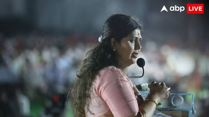 हालांकि, पंकजा मुंडे ने यह भी कहा कि योगी आदित्यनाथ ने इसे उत्तर प्रदेश की राजनीति में एक अलग संदर्भ में कहा था और इसका वही अर्थ नहीं है जो महाराष्ट्र में समझा जा रहा है.