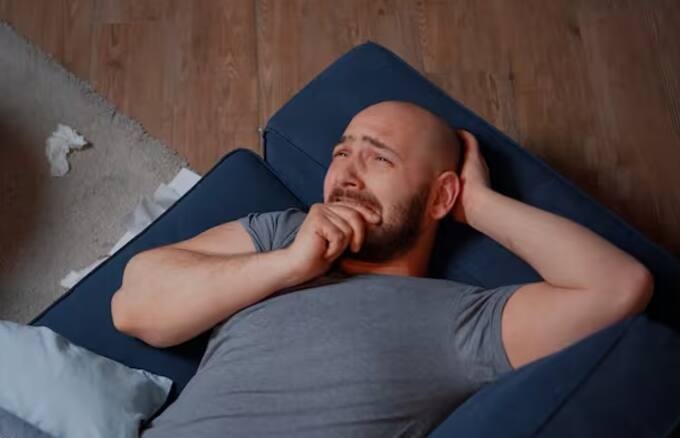 ਮਾਹਿਰਾਂ ਦਾ ਮੰਨਣਾ ਹੈ ਕਿ ਜਿਹੜੇ ਲੋਕ ਦੇਰ ਰਾਤ ਤੱਕ ਜਾਗਦੇ ਰਹਿੰਦੇ ਹਨ, ਉਨ੍ਹਾਂ ਨੂੰ ਮੂਡ ਨਾਲ ਜੁੜੀਆਂ ਸਮੱਸਿਆਵਾਂ ਹੋ ਸਕਦੀਆਂ ਹਨ। ਚਿੜਚਿੜਾਪਨ ਅਤੇ ਜਲਦੀ ਗੁੱਸਾ ਆਉਣਾ ਇਸ ਦੇ ਆਮ ਲੱਛਣ ਹਨ। ਦਰਅਸਲ, ਸਾਡੀ ਨੀਂਦ ਦਾ ਇੱਕ ਕੁਦਰਤੀ ਚੱਕਰ ਹੈ, ਜੇਕਰ ਅਸੀਂ ਆਪਣੇ ਸਰੀਰ ਅਤੇ ਦਿਮਾਗ ਨੂੰ ਉਸ ਅਨੁਸਾਰ ਆਰਾਮ ਨਹੀਂ ਦਿੰਦੇ ਹਾਂ ਤਾਂ ਇਹ ਨੀਂਦ ਦੇ ਚੱਕਰ ਵਿੱਚ ਵਿਘਨ ਪਾਉਂਦਾ ਹੈ ਅਤੇ ਮੈਟਾਬੋਲਿਜ਼ਮ, ਇਮਿਊਨਿਟੀ ਅਤੇ ਮਾਨਸਿਕ ਸਿਹਤ ਨਾਲ ਜੁੜੀਆਂ ਸਮੱਸਿਆਵਾਂ ਵੀ ਵਿਗੜ ਸਕਦੀਆਂ ਹਨ। ਦੱਸ ਦਈਏ ਕਿ ਸਾਨੂੰ 10 ਅਤੇ 11:00 ਦੇ ਵਿਚਕਾਰ ਸੌਣਾ ਚਾਹੀਦਾ ਹੈ। ਰਾਤ 12 ਵਜੇ ਤੋਂ ਬਾਅਦ ਤੱਕ ਜਾਗਦੇ ਰਹਿਣ ਦੀ ਆਦਤ ਕਈ ਬਿਮਾਰੀਆਂ ਨੂੰ ਵਧਾ ਸਕਦੀ ਹੈ।