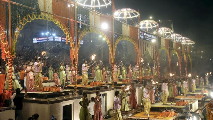 Priests performed 'Maha Aarti' at the Dashashwamedh Ghat in Varanasi. (Source: PTI)