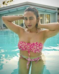 Jinal Joshi Photo: પિંક બિકિની પહેરી પુલમાં ઉતરી જીનલ જોશી, ઠંડીમાં ચડાવ્યો ગરમીનો પારો