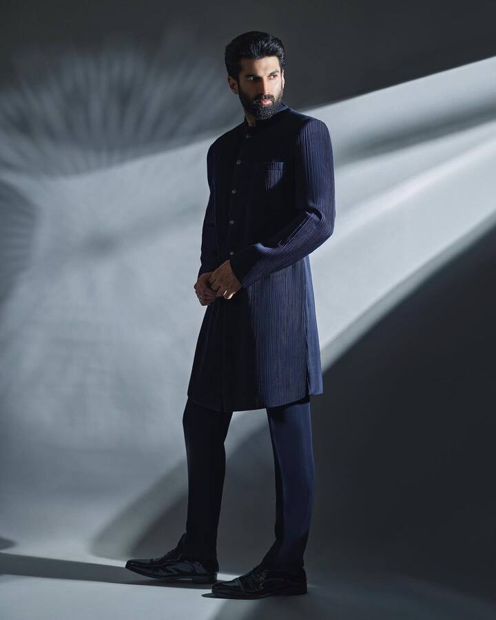 सोनाक्षी सिन्हा - आदित्य का दिल एक्ट्रेस सोनाक्षी सिन्हा पर भी आ चुका है. जब दोनों ‘कलंक’ में नजर आए थे. तब डेटिंग रूमर्स की चर्चा खूब तेज थीं.