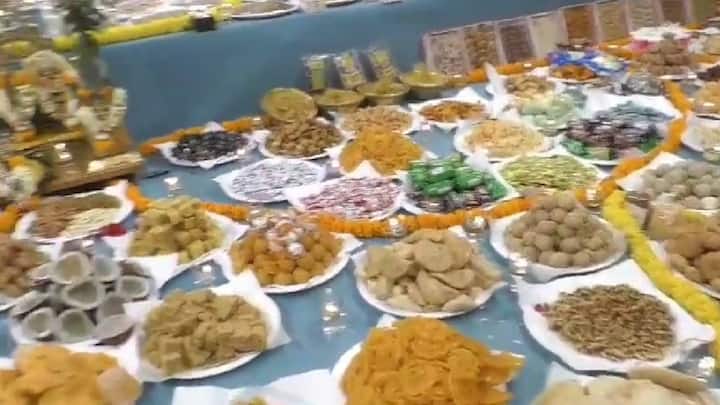 मिठाई, फराळाच्या तिखट-गोड पदार्थांपासून विविध प्रकारच्या फळांची करण्यात आलेली आकर्षक आरास आणि विविध रसास्वादाच्या तब्बल 521 प्रकारच्या पदार्थांचा नैवेद्य बाप्पाला अर्पण करण्यात आला.