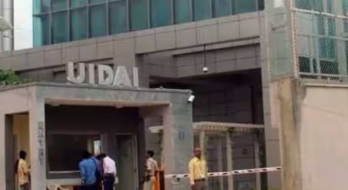 UIDAI અનુસાર, નામમાં બે વખત ભૂલ સુધારવાની તક છે. આધાર કાર્ડમાં નામ બદલવા માટે કેટલાક દસ્તાવેજો જરૂરી છે. આધાર કાર્ડમાં નામ ઓનલાઈન અને ઓફલાઈન બંને રીતે બદલી શકાય છે. જન્મતારીખની જેમ આધાર કાર્ડમાં પણ એક જ વાર જેન્ડર બદલી શકાશે.