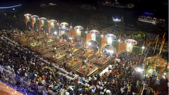 Devotees gathered at Dashashwamedh Ghat in Varanasi during 'Maha Aarti' during the 'Dev Deepawali' festival. (Source: PTI)